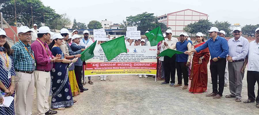 ಹಾವೇರಿಯ ಹೊಸಮನಿ ಸಿದ್ದಪ್ಪ ಜಿಲ್ಲಾ ಕ್ರೀಡಾಂಗಣದಲ್ಲಿ  ‘ವಿಶ್ವ ಮಾನಸಿಕ ಆರೋಗ್ಯ ದಿನಾಚರಣೆ’ ಅಂಗವಾಗಿ ಶುಕ್ರವಾರ ಹಮ್ಮಿಕೊಂಡಿದ್ದ ‘ವಾಕ್‌ಥಾನ್‌’ ಕಾರ್ಯಕ್ರಮಕ್ಕೆ ನ್ಯಾಯಾಧೀಶರಾದ ಬಿರಾದಾರ ದೇವೇಂದ್ರಪ್ಪ ಎನ್.  ಚಾಲನೆ ನೀಡಿದರು 