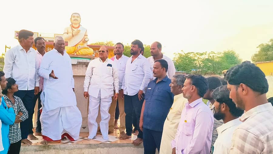 ಶಹಾಬಾದ್ ತಾಲ್ಲೂಕಿನ ಮುತ್ತಗಾ ಗ್ರಾಮದಲ್ಲಿನ ಭಗ್ನಗೊಂಡ ಮೂರ್ತಿ ಸ್ಥಳಕ್ಕೆ ಬಿಗರ ಚೌಡಯ್ಯ ಅಭಿವೃದ್ಧಿ ನಿಗದ ಅಧ್ಯಕ್ಷ ಬಾಬುರಾವ್ ಚಿಂಚನಸೂರ ಭೇಟಿ ನೀಡಿ ಪರಿಶಿಲಿಸಿದರು