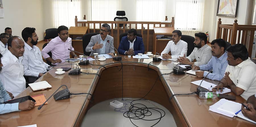 ಯಾದಗಿರಿಯಲ್ಲಿ ಶುಕ್ರವಾರ ನಡೆದ ಸಭೆಯಲ್ಲಿ ರಾಜ್ಯ ಮಾಹಿತಿ ಆಯೋಗದ ಆಯುಕ್ತ ಬದ್ರುದ್ದೀನ್ ಕೆ. ಮಾತನಾಡಿದರು. ಆಯುಕ್ತ ಡಾ. ಹರೀಶ್‌ ಕುಮಾರ್, ಜಿಲ್ಲಾಧಿಕಾರಿ ಹರ್ಷಲ್ ಭೋಯರ್, ಜಿಲ್ಲಾ ಪಂಚಾಯಿತಿ ಸಿಇಒ ಲವೀಶ್ ಒರಡಿಯಾ, ಎಡಿಸಿ ರಮೇಶ ಕೋಲಾರ ಉಪಸ್ಥಿತರಿದ್ದರು