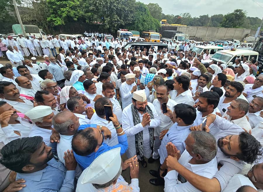 ಬೆಳಗಾವಿ ಜಿಲ್ಲಾ ಕೇಂದ್ರ ಸಹಕಾರ ಬ್ಯಾಂಕ್‌ ನಿರ್ದೇಶಕ ಸ್ಥಾನಕ್ಕೆ ನಾಮಪತ್ರ ಸಲ್ಲಿಸಲು ಬಂದ ಶಾಸಕರಾದ ಲಕ್ಷ್ಮಣ ಸವದಿ ಹಾಗೂ ಭರಮಗೌಡ ಕಾಗೆ ಅವರು ಬೆಂಬಲಿಗರೊಂದಿಗೆ ಶಕ್ತಿ ‍ಪ್ರದರ್ಶಿಸಿದರು  ಪ್ರಜಾವಾಣಿ ಚಿತ್ರ