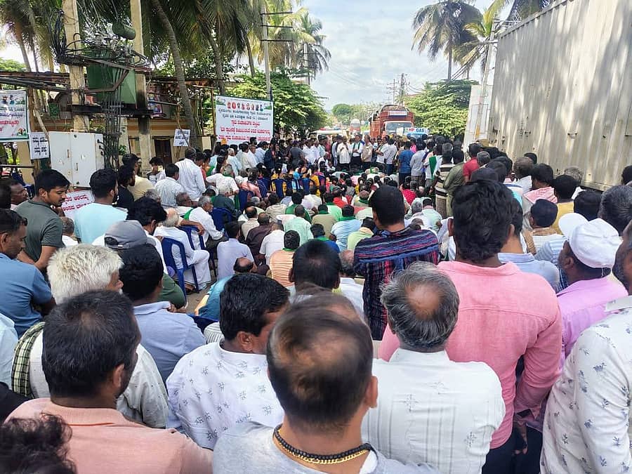 ರಾಮನಗರ ತಾಲ್ಲೂಕಿನ ಬಿಡದಿಯಲ್ಲಿ ಬೆಂಗಳೂರು ಸಮಗ್ರ ಉಪನಗರ ಯೋಜನೆಗೆ ಭೂ ಸ್ವಾಧೀನ ವಿರೋಧಿಸಿ ಅನಿರ್ದಿಷ್ಟಾವಧಿ ಧರಣಿ ನಡೆಸುತ್ತಿರುವ ರೈತರು, ಯೋಜನಾ ಪ್ರದೇಶದಲ್ಲಿ ಜೆಎಂಸಿ ಕಾರ್ಯಕ್ಕೆ ಬಂದ ಅಧಿಕಾರಿಗಳ ವಾಹನ ತಡೆದು ಪ್ರತಿಭಟನೆ ನಡೆಸಿದರು
