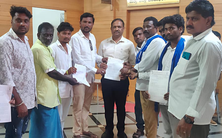 ಕನಕಗಿರಿಯ ಕರ್ನಾಟಕ ರಾಜ್ಯ ದಲಿತ ಸಂಘರ್ಷ ಸಮಿತಿ ಪದಾಧಿಕಾರಿಗಳು ಉಪ ವಿಭಾಗಾಧಿಕಾರಿ ಕ್ಯಾ.‌ಮಹೇಶ ಮಾಲಗಿತ್ತಿ ಅವರಿಗೆ ಗುರುವಾರ ಮನವಿ‌ ಸಲ್ಲಿಸಿದರು