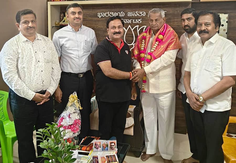 ಹುಬ್ಬಳ್ಳಿಯಲ್ಲಿ ಕರ್ನಾಟಕ ವಾಣಿಜ್ಯೋದ್ಯಮ ಸಂಸ್ಥೆಯ ಪದಾಧಿಕಾರಿಗಳು ಶಾಸಕ ಮಹೇಶ ಟೆಂಗಿನಕಾಯಿ ಅವರನ್ನು ಭೇಟಿ ಮಾಡಿದರು 