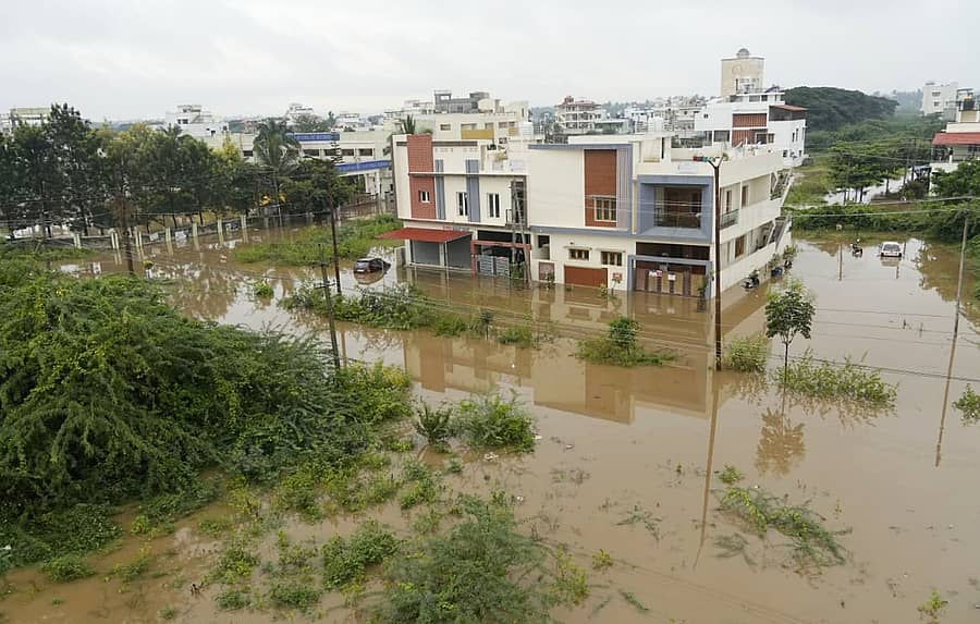 ಮಂಡ್ಯ ನಗರದ ಕೆಎಚ್‌ಬಿ ಬಡಾವಣೆಯಲ್ಲಿ ಹಾದುಹೋಗಿರುವ ಚಿನ್ನಗಿರಿದೊಡ್ಡಿ ರಸ್ತೆಯ ಇಕ್ಕೆಲಗಳಲ್ಲಿ ಇರುವ ಮನೆಗಳು ಮಳೆಯಿಂದ ಜಲಾವೃತವಾಗಿರುವ ದೃಶ್ಯ  ಚಿತ್ರ: ಧನುಷ್‌ ಡಿ.ವಿ.