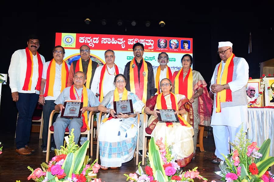 ಕನ್ನಡ ಸಾಹಿತ್ಯ ಪರಿಷತ್ ಏರ್ಪಡಿಸಿದ್ದ ಕಾರ್ಯಕ್ರಮದಲ್ಲಿ ದತ್ತಿ ಪ್ರಶಸ್ತಿಗಳನ್ನು ಡಾ.ಎಚ್.ಎನ್. ಸುರೇಶ್, ಮಿತ್ರಾ ವೆಂಕಟರಾಜು, ಬಿ.ಎಸ್.ಶೈಲಜಾ ಅವರಿಗೆ ಪ್ರದಾನ ಮಾಡಲಾಯಿತು. ಮಹೇಶ್ ಜೋಶಿ, ಪಟೇಲ್ ಪಾಂಡು ಹಾಗೂ ಇತರರು ಇದ್ದಾರೆ. 

