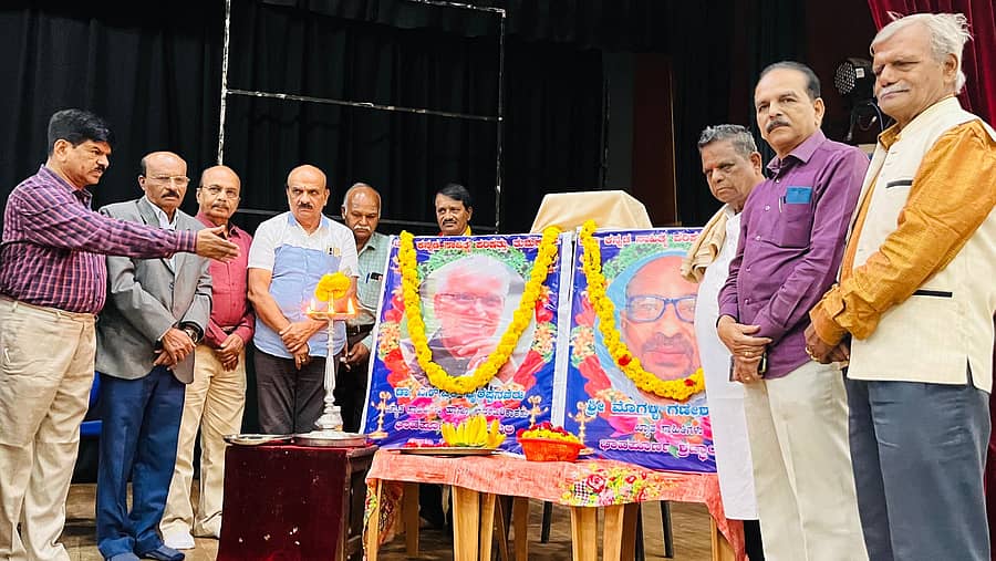 <div class="paragraphs"><p>ತುಮಕೂರಿನಲ್ಲಿ ಶುಕ್ರವಾರ ಕನ್ನಡ ಸಾಹಿತ್ಯ ಪರಿಷತ್ತಿನಿಂದ ಎಸ್.ಎಲ್.ಭೈರಪ್ಪ, ಮೊಗಳ್ಳಿ ಗಣೇಶ್‌ ಅವರಿಗೆ ನುಡಿ ನಮನ ಸಲ್ಲಿಸಲಾಯಿತು. </p></div>