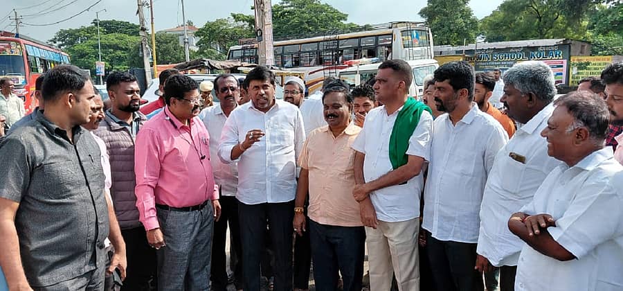 <div class="paragraphs"><p>ಕೋಲಾರ ಹಳೆ ಬಸ್ ನಿಲ್ದಾಣಕ್ಕೆ ಸಂಸದ ಎಂ.ಮಲ್ಲೇಶ್ ಬಾಬು ಶುಕ್ರವಾರ ಭೇಟಿ ನೀಡಿ ಪರಿಶೀಲಿಸಿದರು</p></div>