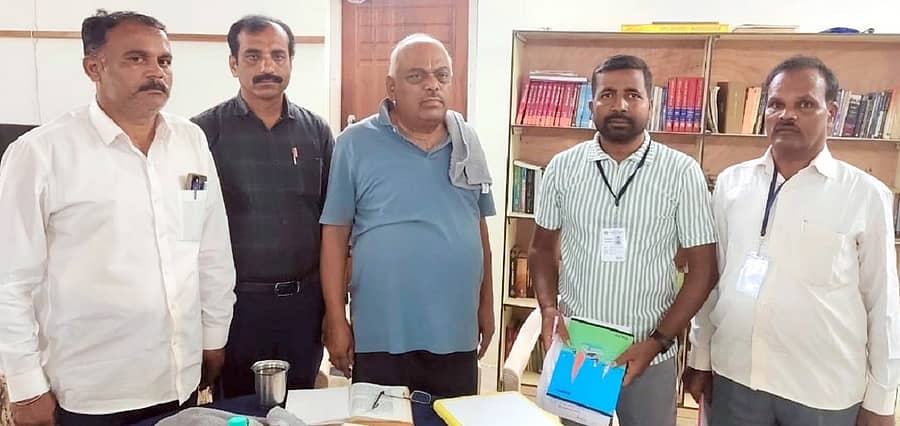 ಶ್ರೀನಿವಾಸಪುರ ತಾಲ್ಲೂಕಿನ ಅಡ್ಡಗಲ್ ನಿವಾಸದಲ್ಲಿ ಮಾಜಿ ಶಾಸಕ ಕೆ.ಆರ್.ರಮೇಶ್ ಕುಮಾರ್ ಗಣತಿದಾರರಿಗೆ ಮಾಹಿತಿ ನೀಡಿದರು