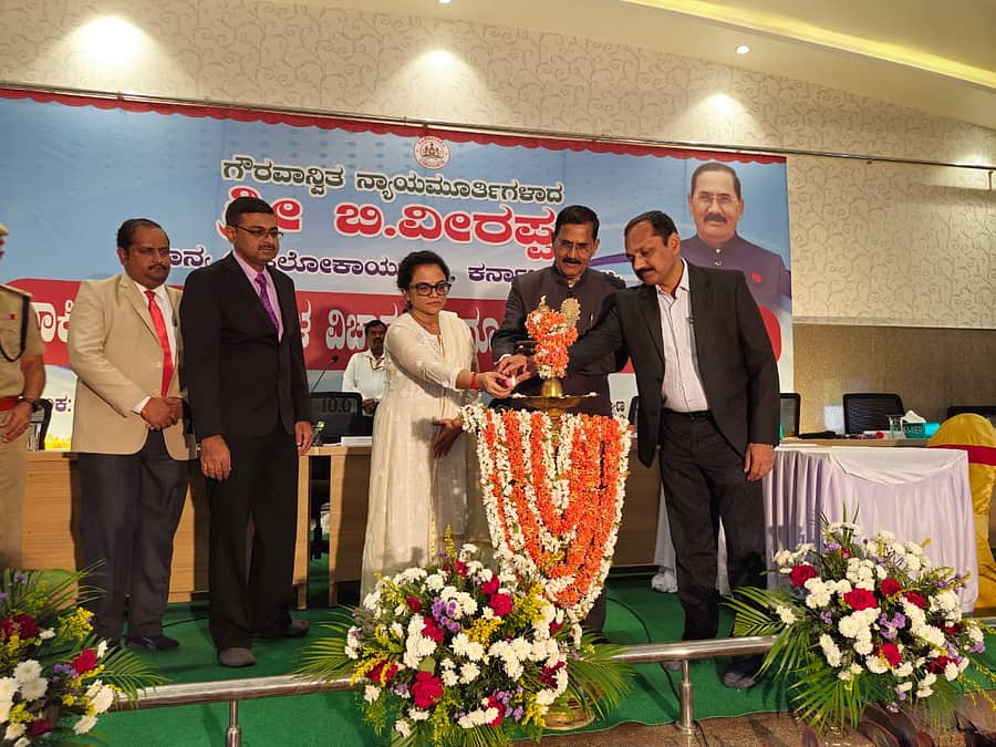 ಹೊಸಕೋಟೆಯಲ್ಲಿ ಆಯೋಜಿಸಿದ್ದ ಬಾಕಿ ಇರುವ ದೂರುಗಳ ವಿಚಾರಣೆ ಮತ್ತು ಪ್ರಕರಣಗಳ ವಿಲೇವಾರಿ ಸಭೆಯನ್ನು ಉಪಲೋಕಾಯುಕ್ತ ನ್ಯಾಯಾಮೂರ್ತಿ ಬಿ. ವೀರಪ್ಪ ಉದ್ಘಾಟಿಸಿದರು. ಜಿಲ್ಲಾಧಿಕಾರಿ ಎ.ಬಿ. ಬಸವರಾಜು, ಜಿ.ಪಂ ಸಿಇಒ ಕೆ.ಎನ್‌. ಅನುರಾಧ ಮತ್ತಿತರಿದ್ದರು