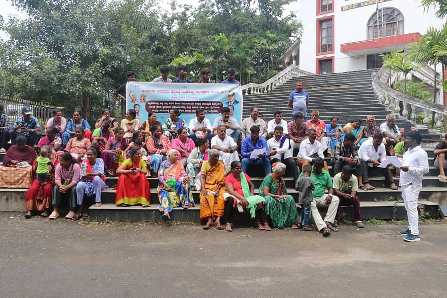 ಶಿವಮೊಗ್ಗದಲ್ಲಿ ಶುಕ್ರವಾರ ಹಕ್ಕಿಪಿಕ್ಕಿ ಸಮುದಾಯದಿಂದ ನಡೆದ ಪ್ರತಿಭಟನೆಯ ನೋಟ
