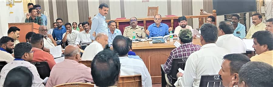 ತರೀಕೆರೆ ತಾಲ್ಲೂಕು ಕಚೇರಿ ಸಭಾಂಗಣದಲ್ಲಿ ನಡೆದ ಉಪವಿಭಾಗೀಯ ಮಟ್ಟದ ಸಭೆ ಉಪವಿಭಾಗಾಧಿಕಾರಿ ಎನ್.ವಿ.ನಟೇಶ್ ಅಧ್ಯಕ್ಷತೆಯಲ್ಲಿ ನಡೆಯಿತು