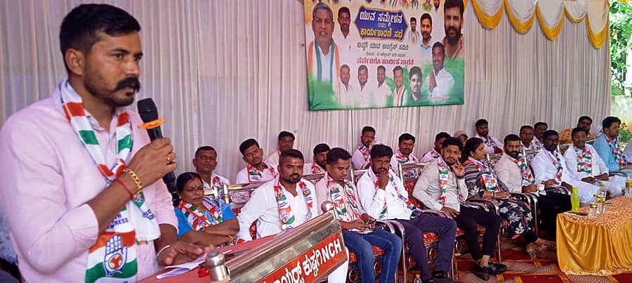 ಕುಷ್ಟಗಿಯಲ್ಲಿ ನಡೆದ ಯುವ ಸಮ್ಮೇಳನ ಹಾಗೂ ಕಾರ್ಯಕಾರಿಣಿ ಸಭೆಯಲ್ಲಿ ರಾಷ್ಟ್ರೀಯ ಯುವ ಕಾಂಗ್ರೆಸ್ ಪ್ರಧಾನ ಕಾರ್ಯದರ್ಶಿ ನಿಗಮ್ ಭಂಡಾರಿ ಮಾತನಾಡಿದರು. ರಾಜ್ಯಾಧ್ಯಕ್ಷ ಎಚ್.ಎಸ್.ಮಂಜುನಾಥಗೌಡ ಹಾಗೂ ಇತರರು ಇದ್ದರು