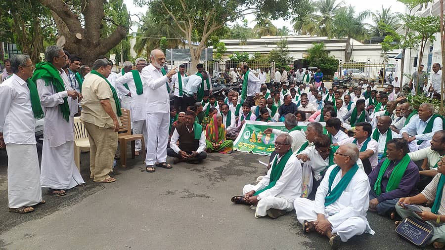 ಚಿತ್ರದುರ್ಗದ ಜಿಲ್ಲಾಧಿಕಾರಿ ಕಚೇರಿ ಎದುರು ನಡೆದ ಪ್ರತಿಭಟನಾ ಸಭೆಯಲ್ಲಿ ರೈತ ಸಂಘ– ಹಸಿರು ಸೇನೆ ರಾಜ್ಯ ಘಟಕದ ಅಧ್ಯಕ್ಷ ಎಚ್‌.ಆರ್‌.ಬಸವರಾಜಪ್ಪ ಮಾತನಾಡಿದರು