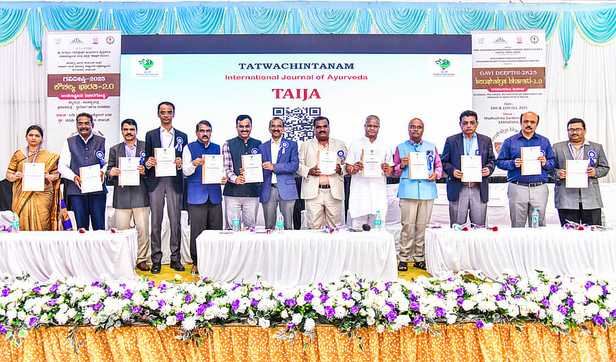 ಕೊಪ್ಪಳದಲ್ಲಿ ಶುಕ್ರವಾರ ಆರಂಭವಾದ ಎರಡು ದಿನಗಳ ಅಂತರರಾಷ್ಟ್ರೀಯ ವಿಚಾರ ಸಂಕಿರಣದಲ್ಲಿ ಅತಿಥಿಗಳು ಆಯುರ್ವೇದ ಕುರಿತಾದ ತತ್ವಚಿಂತನಾ ಕಿರುಹೊತ್ತಿಗೆ ಬಿಡುಗಡೆ ಮಾಡಿದರು