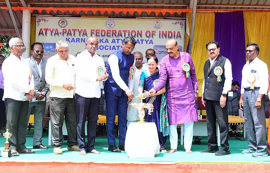 ರಾಮದುರ್ಗ ತಾಲ್ಲೂಕಿನ ಚಂದರಗಿಯ ಎಸ್‌.ಎಂ. ಕಲೂತಿ ಕ್ರೀಡಾ ವಸತಿ ಶಾಲೆಯಲ್ಲಿ ಶುಕ್ರವಾರ ಹಮ್ಮಿಕೊಂಡಿದ್ದ ರಾಷ್ಟ್ರೀಯ ಮಟ್ಟದ ಅಟ್ಯಾಪಟ್ಯಾ ಕ್ರೀಡಾಕೂಟವನ್ನು ವಿಧಾನ ಸಭೆಯ ಮುಖ್ಯ ಸಚೇತಕ ಅಶೋಕ ಪಟ್ಟಣ ಉದ್ಘಾಟಿಸಿದರು.