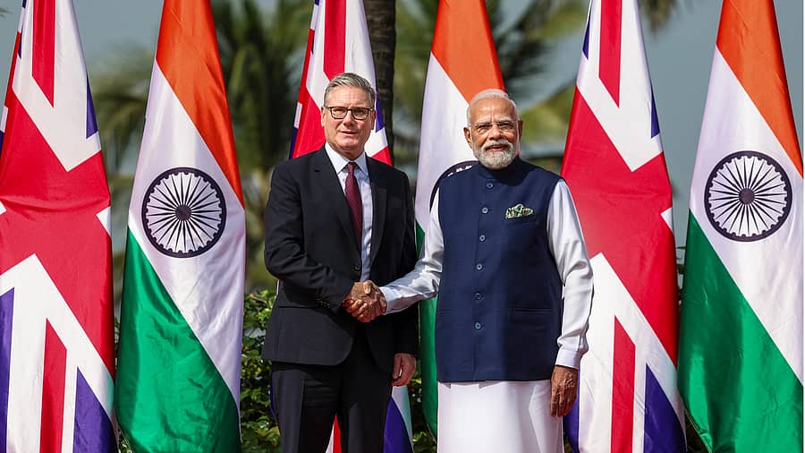 <div class="paragraphs"><p>ಮುಂಬೈನಲ್ಲಿ ನಡೆದ ಗುರುವಾರ ಮಾತುಕತೆ ವೇಳೆ ಬ್ರಿಟನ್‌ ಪ್ರಧಾನಿ ಕೀರ್‌ ಸ್ಟಾರ್ಮರ್‌ ಮತ್ತು ಭಾರತದ ಪ್ರಧಾನಿ ನರೇಂದ್ರ ಮೋದಿ ಹಸ್ತಲಾಘವ ಮಾಡಿದರು </p></div>