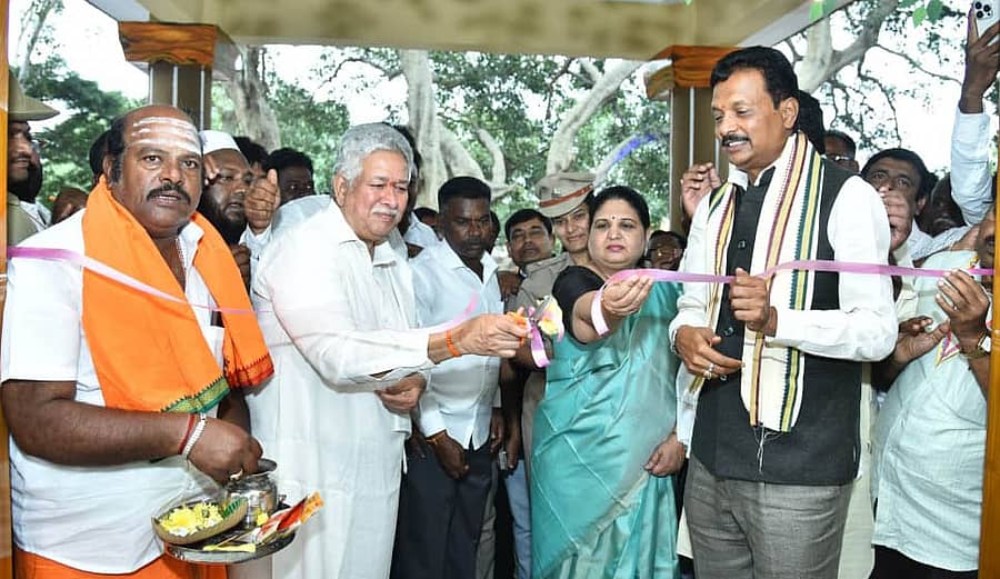 ಹೊಸಪೇಟೆ ಸಮೀಪದ ಕಮಲಾಪುರದಲ್ಲಿ ನಿರ್ಮಿಸಿದ ಪುರಸಭೆಯ ನೂತನ ಕಚೇರಿ ಕಟ್ಟಡವನ್ನು ಶಾಸಕ ಎಚ್.ಆರ್. ಗವಿಯಪ್ಪ ಉದ್ಘಾಟಿಸಿದರು
