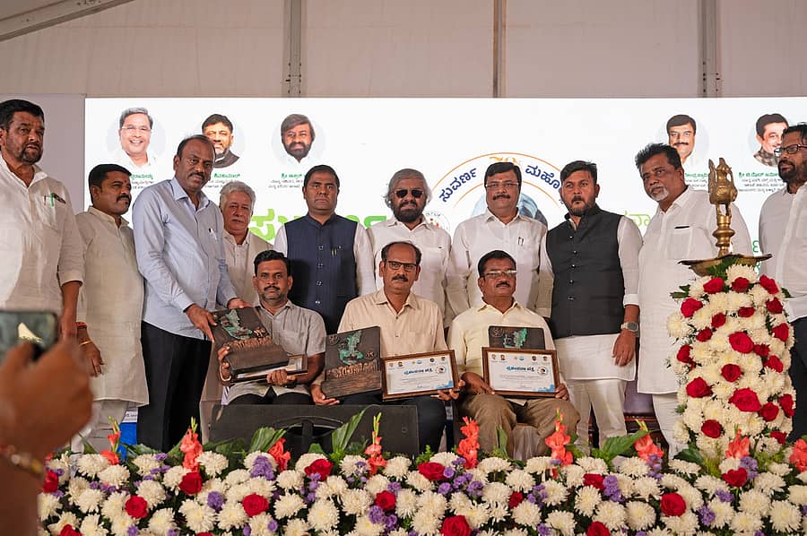 ಹೊಸಪೇಟೆಯಲ್ಲಿ ಶುಕ್ರವಾರ ನಡೆದ ಕರ್ನಾಟಕ ಮಾಲಿನ್ಯ ನಿಯಂತ್ರಣ ಮಂಡಳಿಯ ಸುವರ್ಣ ಮಹೋತ್ಸವ ಕಾರ್ಯಕ್ರಮದಲ್ಲಿ ಪರಿಸರ ಸಂರಕ್ಷಣೆಯಲ್ಲಿ ಗಣನೀಯ ಪಾತ್ರ ವಹಿಸಿದ ಸಾಧಕರಿಗೆ ಸನ್ಮಾನಿಸಲಾಯಿತು