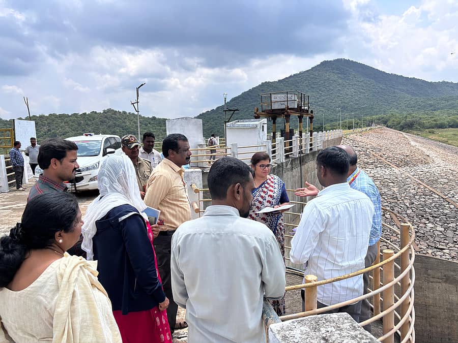ಹನೂರು ತಾಲ್ಲೂಕಿನ ಅಜ್ಜೀಪುರ ಗ್ರಾಮ ಸಮೀಪದ ಉಡುತೊರೆ ಹಳ್ಳ ಜಲಾಶಯ ವೀಕ್ಷಿಸಿದ ಜಿಲ್ಲಾ ಪಂಚಾಯಿತಿ ಸಿಇಒ ಮೋನಾ ರೋತ್ ನೀರಿನ ಲಭ್ಯತೆ ಕುರಿತು ಅಧಿಕಾರಿಗಳಿಂದ ಮಾಹಿತಿ ಪಡೆದರು