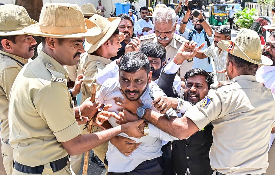 <div class="paragraphs"><p>ಸಚಿವ ಎಚ್.ಸಿ. ಮಹದೇವಪ್ಪ ನಿವಾಸಕ್ಕೆ ಮುತ್ತಿಗೆ ಹಾಕಲು ಯತ್ನಿಸಿದ ಸಾಮಾಜಿಕ ನ್ಯಾಯಕ್ಕಾಗಿ ಪರಿಶಿಷ್ಟ ಜಾತಿಗಳ ಒಳ ಮೀಸಲಾತಿ ಹೋರಾಟ ಸಮಿತಿ ಸದಸ್ಯರನ್ನು ಪೊಲೀಸರು ತಡೆದರು.&nbsp;&nbsp;</p></div>