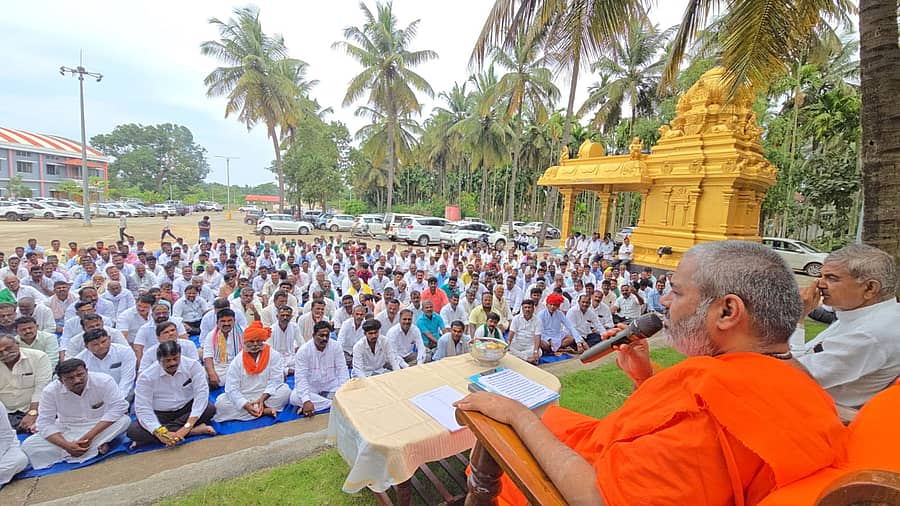 ಹಾವೇರಿ ಜಿಲ್ಲೆಯ ಬ್ಯಾಡಗಿ ತಾಲ್ಲೂಕಿನ ಕಾಗಿನೆಲೆಯಲ್ಲಿರುವ ಕನಕ ಗುರುಪೀಠದ ಆವರಣದಲ್ಲಿ ಕನಕದಾಸ ಜಯಂತಿ ಪೂರ್ವಭಾವಿ ಸಭೆಯಲ್ಲಿ ನಿರಂಜನಾನಂದಪುರಿ ಸ್ವಾಮೀಜಿ  ಮಾತನಾಡಿದರು
