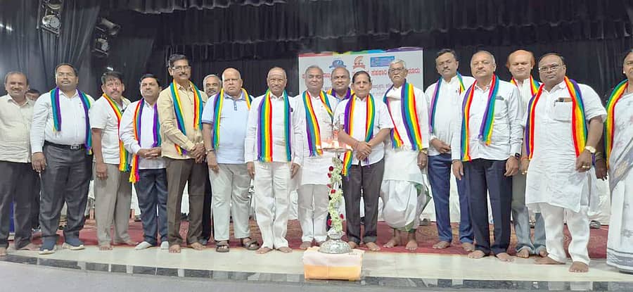 ಸಿಂಧನೂರಿನ ಟೌನ್‍ಹಾಲ್‍ನಲ್ಲಿ ಕರ್ನಾಟಕ ಸೌಹಾರ್ದ ಸಹಕಾರಿ ಬೆಂಗಳೂರು ಮತ್ತು ಪ್ರಾಂತೀಯ ಕಚೇರಿ ಕಲಬುರಗಿ ಅವರ ಜಂಟಿ ಆಶ್ರಯದಲ್ಲಿ ಸೌಹಾರ್ದ ಸಹಕಾರಿಗಳ ಅಧ್ಯಕ್ಷರು, ನಿರ್ದೇಶಕರು ಹಾಗೂ ಕಾರ್ಯನಿರ್ವಾಹಕರೊಂದಿಗೆ 2025ರ ಸಹಕಾರಿ ಕಾಯ್ದೆ ತಿದ್ದುಪಡಿಯ ಸಮಾಲೋಚನಾ ಸಭೆಗೆ ಶುಕ್ರವಾರ ಚಾಲನೆ ನೀಡಲಾಯಿತು