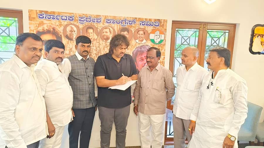 10ಎಸ್ಎಚ್ ಪಿ 2: ಶಹಾಪುರ ತಾಲ್ಲೂಕಿನ ದೋರನಹಳ್ಳಿ ಗ್ರಾಮದಲ್ಲಿ ಕನ್ಯಾ ಪ್ರೌಢಶಾಲೆ ಹಾಗೂ ಸರ್ಕಾರಿ ಪದವಿ ಪೂರ್ವ ಕಾಲೇಜು ಸ್ಥಾಪಿಸುವಂತೆ ಕಾಂಗ್ರೆಸ್ ಪಕ್ಷದ ಮುಖಂಡರು ಬೆಂಗಳೂರಿನಲ್ಲಿ ಭೇಟಿಯಾಗಿ ಸಚಿವ ಮಧು ಬಂಗಾರಪ್ಪ ಮನವಿ ಸಲ್ಲಿಸಿದರು