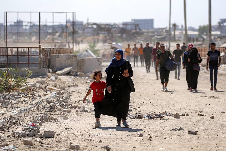 <div class="paragraphs"><p>ಹಮಾಸ್‌– ಇಸ್ರೇಲ್‌ ನಡುವೆ ಕದನ ವಿರಾಮ ಏರ್ಪಟ್ಟಿದ್ದರಿಂದ&nbsp;ಗಾಜಾದ ವಿವಿದ ಸ್ಥಳಗಳಲ್ಲಿ ಆಶ್ರಯ ಪಡೆದಿದ್ದ ಪ್ಯಾಲೆಸ್ಟೀನಿಯನ್ನರು ಶುಕ್ರವಾರ ತಮ್ಮ ಮನೆಗಳತ್ತ ಹೆಜ್ಜೆ ಹಾಕಿದರು&nbsp; &nbsp; &nbsp;</p></div>