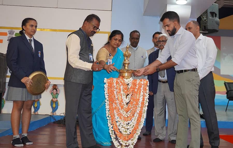 ಗೋಣಿಕೊಪ್ಪಲು ಪಬ್ಲಿಕ್ ಕೂರ್ಗ್ ಶಾಲೆಯಲ್ಲಿ ನಡೆದ ಅಂತರಿಕ್ಷಾ ದಿನಾಚರಣೆಯನ್ನು ಯುವ ವಿಜ್ಞಾನಿ ಕೊಳ್ಳಿಮಾಡ ಸೋಮಣ್ಣ ಉದ್ಘಾಟಿಸಿದರು. ಕಾಪ್ಸ್ ಅಧ್ಯಕ್ಷ ಕೀಕಿರ ಸುಬ್ಬಯ್ಯ ಟ್ರಸ್ಟಿ ಎಂ.ಡಿ. ನಂಜುಂಡ, ಪ್ರಾಂಶುಪಾಲ ಡಾ. ಎಂ.ರಾಮಚಂದ್ರನ್, ಕಾಪ್ಸ್ ಶಾಲಾ ಆಡಳಿತ ಖಜಾಂಚಿ ಖಜಾಂಚಿ ಎಂ.ಟಿ.ಮಾಚಯ್ಯ, ಸ್ಥಾನಿಕ ವ್ಯವಸ್ಥಾಪಕ ಸಿ.ಎಸ್.ಸೊಮಯ್ಯ,ಹಾಜರಿದ್ದರು.