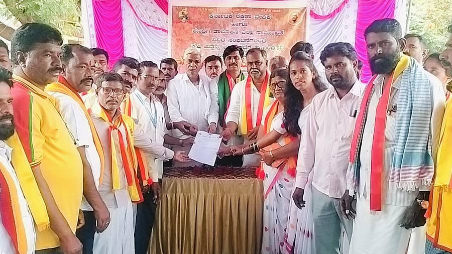 ಎಪಿಎಂಸಿಯಲ್ಲಿ ಉತ್ತಮ ವಹಿವಾಟು ಮಾಡಲು ರೈತರಿಗೆ ಅನುಕೂಲ ಮಾಡಿಕೊಡಬೇಕು ಎಂದು ಒತ್ತಾಯಿಸಿ ಕೂಡ್ಲಿಗಿ ಎಪಿಎಂಸಿ ಅಧ್ಯಕ್ಷ ಹಾಗೂ ಕಾರ್ಯದರ್ಶಿಗೆ ಕರವೇ ಕಾರ್ಯಕರ್ತರು ಮನವಿ ಸಲ್ಲಿಸಿದರು