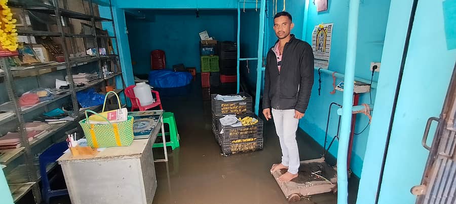 ಕನಕಪುರ ಎಂ.ಜಿ. ರಸ್ತೆ ದೊಡ್ಡ ಹಳ್ಳದ ಪಕ್ಕದಲ್ಲಿ ಮಳೆ ನೀರು ಅಂಗಡಿಗೆ ನುಗ್ಗಿರುವುದು