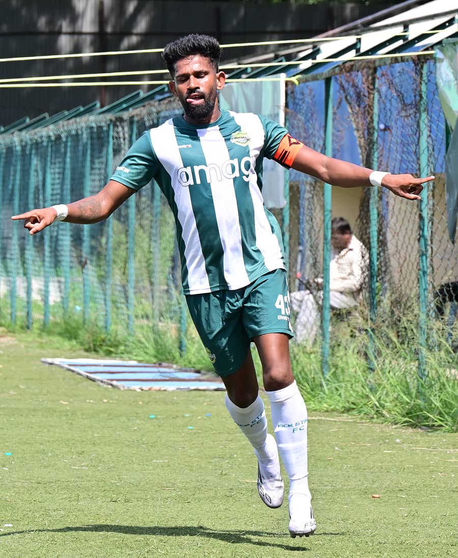 <div class="paragraphs"><p>ಎಎಸ್ಸಿ ಆ್ಯಂಡ್ ಸೆಂಟರ್ ಎಫ್ಸಿ ವಿರುದ್ಧದ ಪಂದ್ಯದಲ್ಲಿ ಗೋಲು ಗಳಿಸಿ ಸಂಭ್ರಮಿಸಿದ ಕಿಕ್ಸ್ಟಾರ್ಟ್ ಎಫ್ಸಿ ತಂಡದ ಕಾರ್ತಿಕ್ ಗೋವಿಂದ ಸ್ವಾಮಿ </p></div>