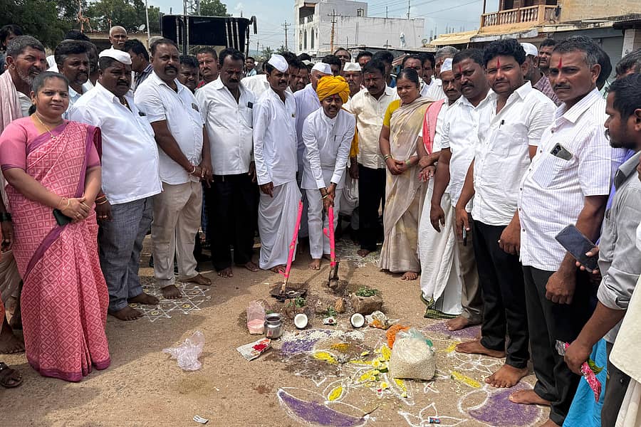 ಬಾದಾಮಿ ಸಮೀಪದ ನಂದಿಕೇಶ್ವರ ಗ್ರಾಮದಲ್ಲಿ ಶುಕ್ರವಾರ ವಿವಿಧ ಕಾಮಗಾರಿಗಳಿಗೆ ಶಾಸಕ ಭೀಮಸೇನ ಚಿಮ್ಮನಕಟ್ಟಿ ಭೂಮಿ ಪೂಜೆ ನೆರವೇರಿಸಿದರು