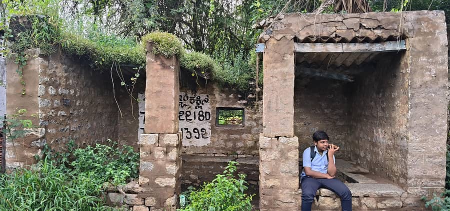 ಹಗರಿಬೊಮ್ಮನಹಳ್ಳಿ ತಾಲ್ಲೂಕಿನ ಉಪನಾಯಕನಹಳ್ಳಿ ಗ್ರಾಮದಲ್ಲಿ ಶಿಥಿಲಗೊಂಡಿರುವ ಬಸ್ ನಿಲ್ದಾಣದಲ್ಲಿ ಕುಳಿತಿದ್ದ ವಿದ್ಯಾರ್ಥಿ