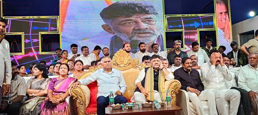 ಮಾಲೂರಿನಲ್ಲಿ ನಡೆದ ಅದ್ದೂರಿ ಗಣೇಶೋತ್ಸವ ಕಾರ್ಯಾಕ್ರಮದಲ್ಲಿ ಭಾಗವಹಿಸಿದ್ದ ಉಪ ಮುಖ್ಯಮಂತ್ರಿ ಡಿ.ಕೆ.ಶಿವಕುಮಾರ್, ಶಾಸಕ ಕೆ.ವೈ.ನಂಜೇಗೌಡ ಇತರರು ಇದ್ದರು 