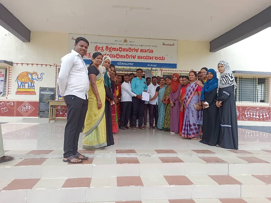 ಯಲಬುರ್ಗಾದಲ್ಲಿ ಅತಿಥಿ ಶಿಕ್ಷಕರು ಪ್ರಭಾರ ಕ್ಷೇತ್ರ ಶಿಕ್ಷಣಾಧಿಕಾರಿಗೆ ಮನವಿ ಸಲ್ಲಿಸಿದರು