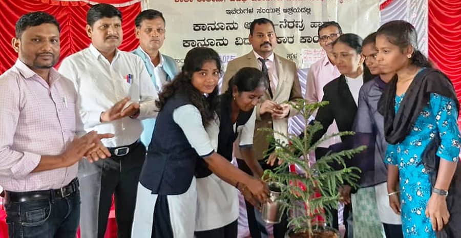 ಕುಷ್ಟಗಿಯ ಹೊಳಿಯಮ್ಮ ಮಹಿಳಾ ಪದವಿ ಕಾಲೇಜಿನಲ್ಲಿ ನಡೆದ ವಿಶ್ವ ಹೆಣ್ಣು ಮಗುವಿನ ದಿನ ಕಾರ್ಯಕ್ರಮಕ್ಕೆ ವಿದ್ಯಾರ್ಥಿನಿಯರೊಂದಿಗೆ ನ್ಯಾಯಾಧೀಶ ಎಂ.ಎಲ್.ಪೂಜೇರಿ ಚಾಲನೆ ನೀಡಿದರು