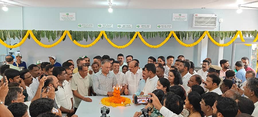 ಬೆಳ್ತಂಗಡಿಯಲ್ಲಿ ಇಂದಿರಾ ಕ್ಯಾಂಟೀನ್ ಅನ್ನು ಆರೋಗ್ಯ ಹಾಗೂ ಕುಟುಂಬ ಕಲ್ಯಾಣ ಖಾತೆ ಹಾಗೂ ಜಿಲ್ಲಾ ಉಸ್ತುವಾರಿ ಸಚಿವ ದಿನೇಶ್ ಗುಂಡೂರಾವ್ ಉದ್ಘಾಟಿಸಿದರು