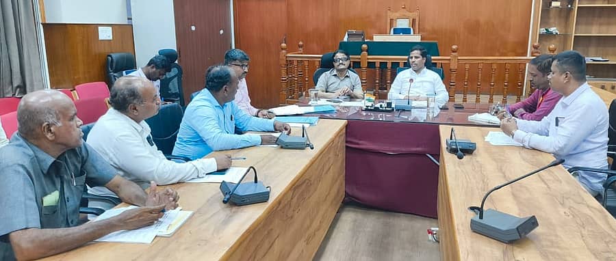 ಜಿಲ್ಲಾಧಿಕಾರಿ ಕಚೇರಿಯಲ್ಲಿ ಮತಗಟ್ಟೆಗಳ ಪುನರ್ ವಿಂಗಡನೆ ಸಂಬಂಧ ರಾಜಕೀಯ ಪಕ್ಷಗಳ ಪ್ರತಿನಿಧಿಗಳೊಂದಿಗೆ ಜಿಲ್ಲಾಧಿಕಾರಿ ಕುಮಾರ ಸಭೆ ನಡೆಸಿದರು