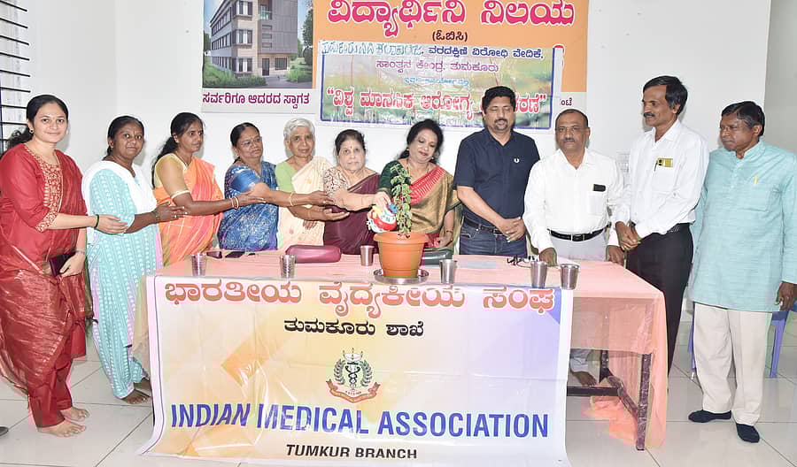ತುಮಕೂರಿನಲ್ಲಿ ಶುಕ್ರವಾರ ವರದಕ್ಷಿಣೆ ವಿರೋಧಿ ವೇದಿಕೆಯಿಂದ ವಿಶ್ವ ಮಾನಸಿಕ ಆರೋಗ್ಯ ದಿನಾಚರಣೆ ಪ್ರಯುಕ್ತ ಮಾನಸಿಕ ಅರಿವು ಕುರಿತ ಸಂವಾದ ಏರ್ಪಡಿಸಲಾಗಿತ್ತು. ಮನೋವೈದ್ಯ ಲೋಕೇಶ್‌ಬಾಬು, ಕಲಾ ಕಾಲೇಜು ಪ್ರಾಂಶುಪಾಲರಾದ ಜಿ.ದಾಕ್ಷಾಯಿಣಿ, ಪ್ರಾಧ್ಯಾಪಕ ಬಿ.ಕರಿಯಣ್ಣ, ಲೇಖಕಿ ಬಾ.ಹ.ರಮಾಕುಮಾರಿ, ವೇದಿಕೆ ಅಧ್ಯಕ್ಷೆ ಎಂ.ಸಿ.ಲಲಿತಾ ಇತರರು ಹಾಜರಿದ್ದರು