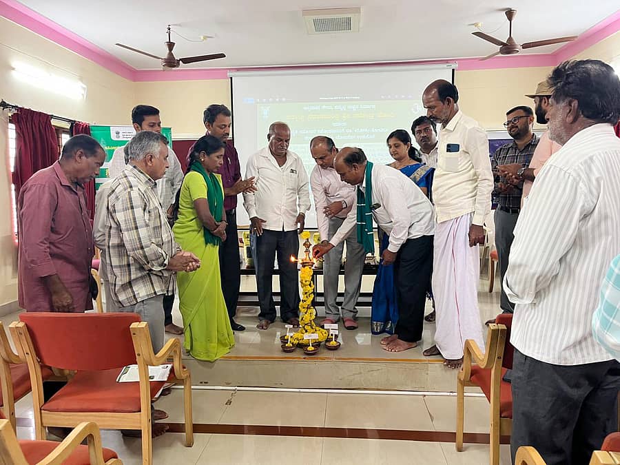 ನಂಜನಗೂಡು ತಾಲ್ಲೂಕಿನ ಸುತ್ತೂರು ಕೃಷಿ ವಿಜ್ಞಾನ ಕೇಂದ್ರದಲ್ಲಿ ಶನಿವಾರ ನಡೆದ ಕಾರ್ಯಕ್ರಮವನ್ನು ಕೃಷಿ ಸಹಾಯಕ ನಿರ್ದೇಶಕ ರವಿ ಉದ್ಘಾಟಿಸಿದರು