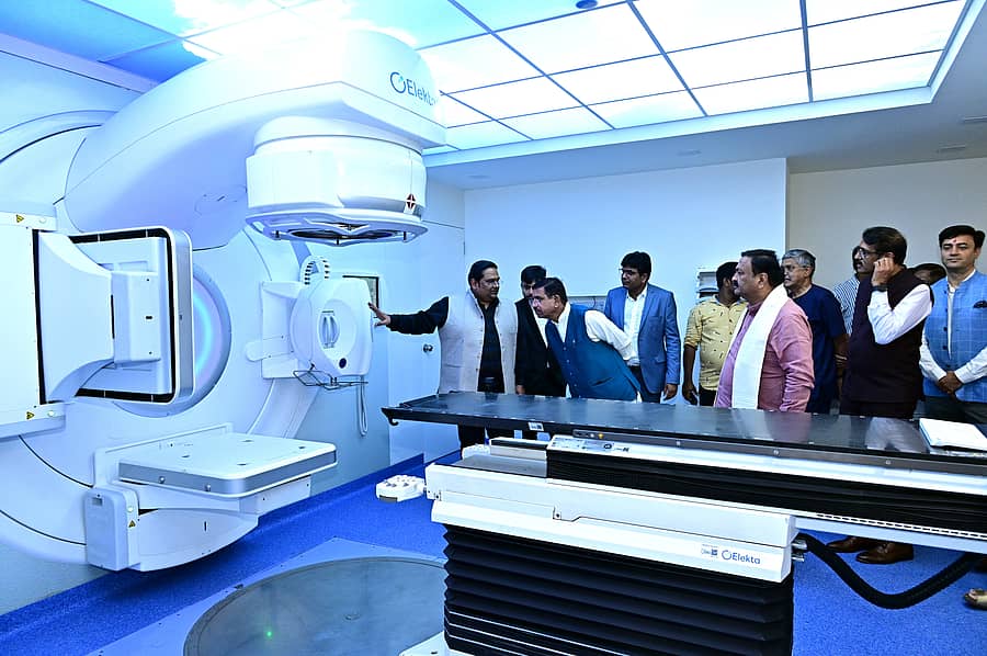 ಹುಬ್ಬಳ್ಳಿಯ ಎಚ್‌ಸಿಜಿ ಕ್ಯಾನ್ಸರ್ ಸೆಂಟರ್‌ನಲ್ಲಿ ಅಳವಡಿಸಿರುವ ಅತ್ಯಾಧುನಿಕ ಯಂತ್ರಗಳನ್ನು ಕೇಂದ್ರ ಸಚಿವ ಪ್ರಲ್ಹಾದ ಜೋಶಿ ಶನಿವಾರ ವೀಕ್ಷಿಸಿದರು
