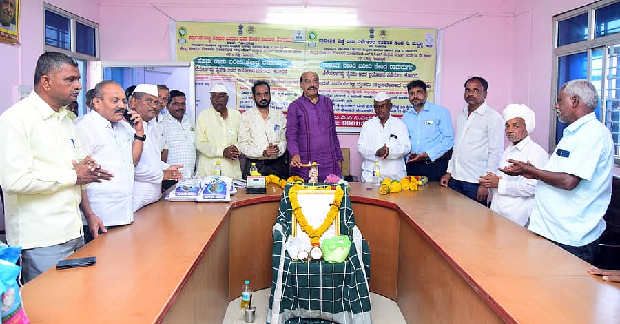 ರಾಮದುರ್ಗದ ಎಪಿಎಂಸಿ ಪ್ರಾಂಗಣದಲ್ಲಿ ಟಿಎಪಿಸಿಎಂಸಿ ಮತ್ತು ಕರ್ನಾಟಕ ಸಹಕಾರ ಮಹಾಮಂಡಳ ಆರಂಭಿಸಿರುವ ಹೆಸರು, ಸೂರ್ಯಕಾಂತಿ ಬೆಳೆಯನ್ನು ಬೆಂಬಲ ಬೆಲೆಯಲ್ಲಿ ಖರೀದಿಸುವ ಕೇಂದ್ರಗಳನ್ನು ವಿಧಾನ ಸಭೆಯ ಮುಖ್ಯ ಸಚೇತಕ ಅಶೋಕ ಪಟ್ಟಣ ಉದ್ಘಾಟಿಸಿದರು.