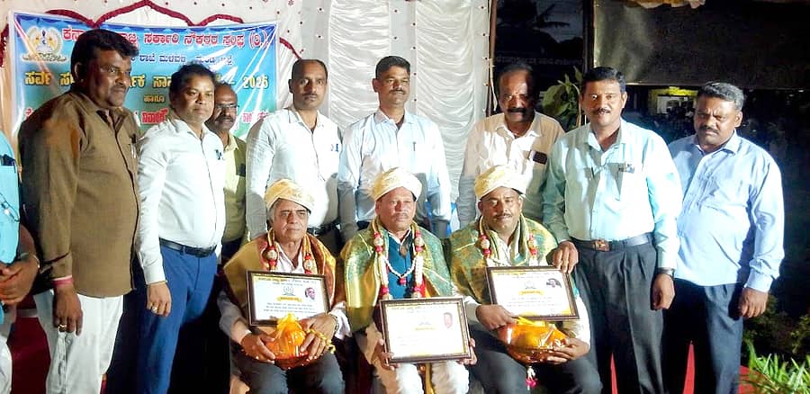 ಮಳವಳ್ಳಿ ಪಟ್ಟಣದ ಸರ್ಕಾರಿ ನೌಕರರ ಸಂಘದ ಆವರಣದಲ್ಲಿ ಕರ್ನಾಟಕ ರಾಜ್ಯ ಸರ್ಕಾರಿ ನೌಕರರ ಸಂಘದ ತಾಲ್ಲೂಕು ಘಟಕ ಶುಕ್ರವಾರ ಆಯೋಜಿಸಿದ ಕಾರ್ಯಕ್ರಮದಲ್ಲಿ ವಿವಿಧ ಕ್ಷೇತ್ರ ಸಾಧಕರನ್ನು ಅಭಿನಂದಿಸಲಾಯಿತು