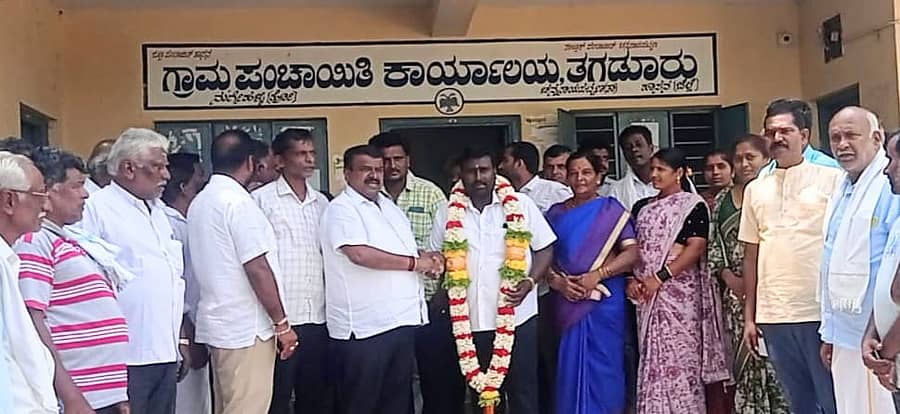 ನುಗ್ಗೇಹಳ್ಳಿ ಹೋಬಳಿಯ ತಗಡೂರು ಗ್ರಾಮ ಪಂಚಾಯಿತಿ ಅಧ್ಯಕ್ಷ ಸ್ಥಾನಕ್ಕೆ ನಡೆದ ಚುನಾವಣೆಯಲ್ಲಿ ಅವಿರೋಧವಾಗಿ ಆಯ್ಕೆಯಾದ ಜೆಡಿಎಸ್ ಬೆಂಬಲಿತ ಕೆ.ಪಿ. ಕುಮಾರ್ ಅವರನ್ನು ಶಾಸಕ ಸಿ.ಎನ್. ಬಾಲಕೃಷ್ಣ ಅಭಿನಂದಿಸಿದರು