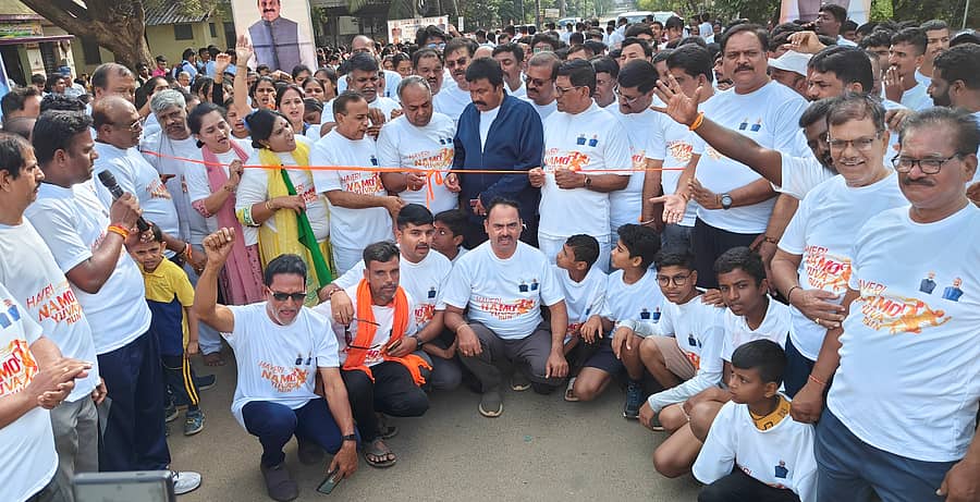 ಹಾವೇರಿಯಲ್ಲಿ ಶನಿವಾರ ಹಮ್ಮಿಕೊಂಡಿದ್ದ ‘ನಮೋ ರನ್‌’ ಓಟಕ್ಕೆ ಮುಖಂಡರಾದ ವಿರೂಪಾಕ್ಷಪ್ಪ ಬಳ್ಳಾರಿ ಹಾಗೂ ಬಿ.ಸಿ. ಪಾಟೀಲ ಅವರು ಚಾಲನೆ ನೀಡಿದರು