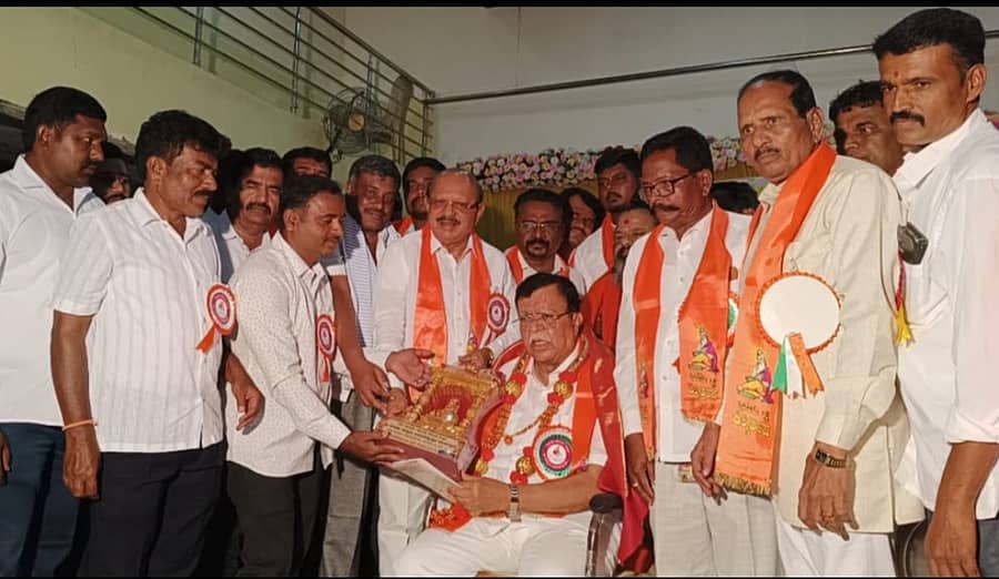 ಶಿರಾ ತಾಲ್ಲೂಕಿನ ಹನುಮಂತನಗರದಲ್ಲಿ ನಡೆದ ವಾಲ್ಮೀಕಿ ಜಯಂತಿಯಲ್ಲಿ ಶಾಸಕ‌ ಕೆ.ಎನ್.ರಾಜಣ್ಣ ಅವರನ್ನು ಸತ್ಕರಿಸಲಾಯಿತು. ಶಾಸಕ ಟಿ.ಬಿ. ಜಯಚಂದ್ರ ಇದ್ದರು