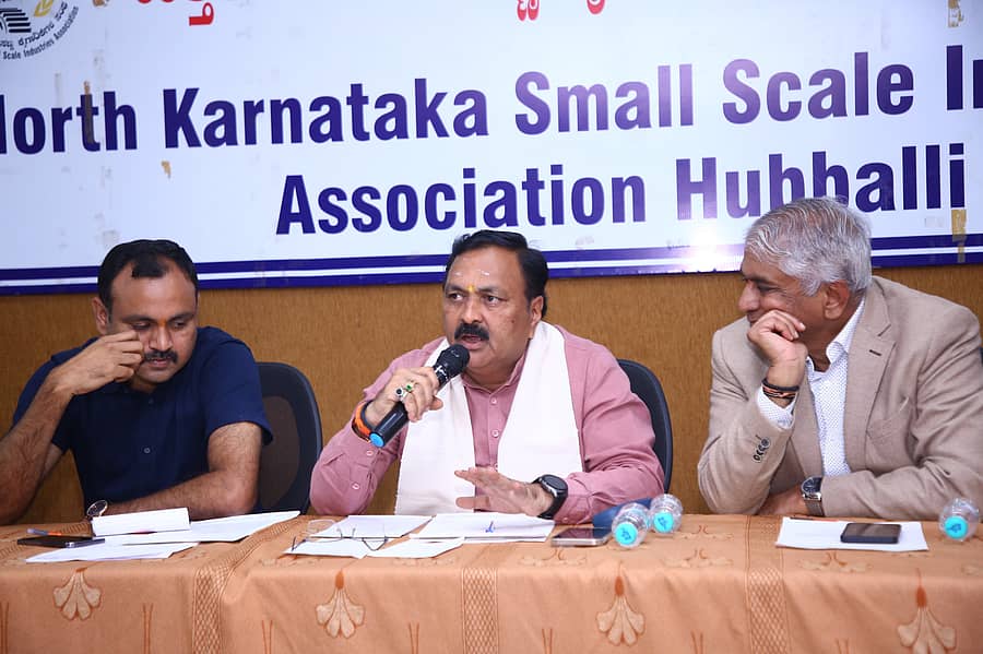 ಹುಬ್ಬಳ್ಳಿಯಲ್ಲಿರುವ ಉತ್ತರ ಕರ್ನಾಟಕ ಸಣ್ಣ ಕೈಗಾರಿಕೆಗಳ ಸಂಘದ ಸಭಾಭವನದಲ್ಲಿ ಶನಿವಾರ ನಡೆದ ಸಭೆಯಲ್ಲಿ ಶಾಸಕ ಮಹೇಶ ಟೆಂಗಿನಕಾಯಿ ಮಾತನಾಡಿದರು