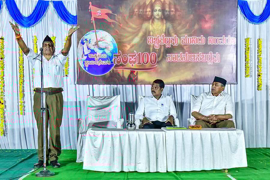 ಕೊಪ್ಪಳದಲ್ಲಿ ಶನಿವಾರ ನಡೆದ ಕಾರ್ಯಕ್ರಮದಲ್ಲಿ ಹಿಂದೂ ಜಾಗರಣ ವೇದಿಕೆಯ ದಕ್ಷಿಣ ಮಧ್ಯಕ್ಷೇತ್ರದ ಸಂಯೋಜಕ ಜಗದೀಶ್‌ ಕಾರಾಂತ್‌ ಮಾತನಾಡಿದರು