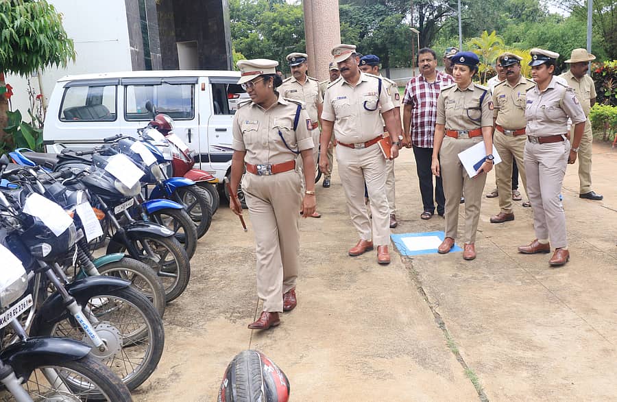 ಚಾಮರಾಜನಗರದ ಜಿಲ್ಲಾ ಪೊಲೀಸ್ ಕಚೇರಿಯಲ್ಲಿ ಶನಿವಾರ ಆರೋಪಿಗಳಿಂದ ವಶಪಡಿಸಿಕೊಂಡಿದ್ದ ಬೈಕ್‌ಗಳನ್ನು ಎಸ್‌ಪಿ ಬಿ.ಟಿ.ಕವಿತಾ ವೀಕ್ಷಿಸಿದರು